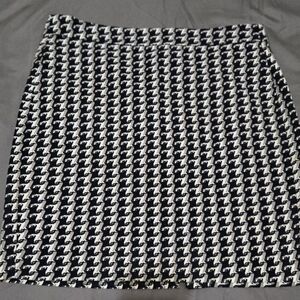 Banana Republic Houndstooth check black and white cotton skirt. ♥️ size 6 petite